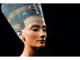 009_nefertiti-et-akhenaton_theredlist.jpg