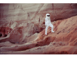 stock-photo-74347407-futurista-astronauta-en-otro-planeta-con-el-efecto-de-la-imagen.jpg