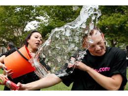 APTOPIX Ice Bucket Ch_Lamb.jpg
