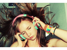 Girls-Listen-Music95966.jpg