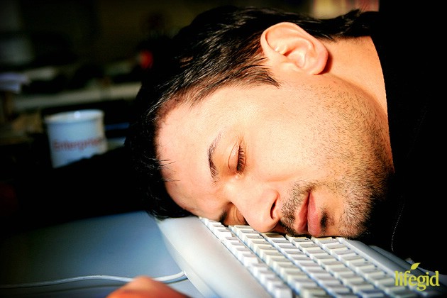 1302721750-4_sleep_man1